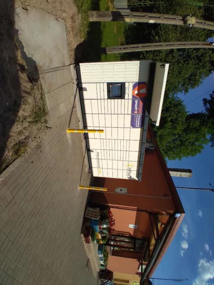 Paczkomat RAG01M Po lewej stronie od sklepu.
