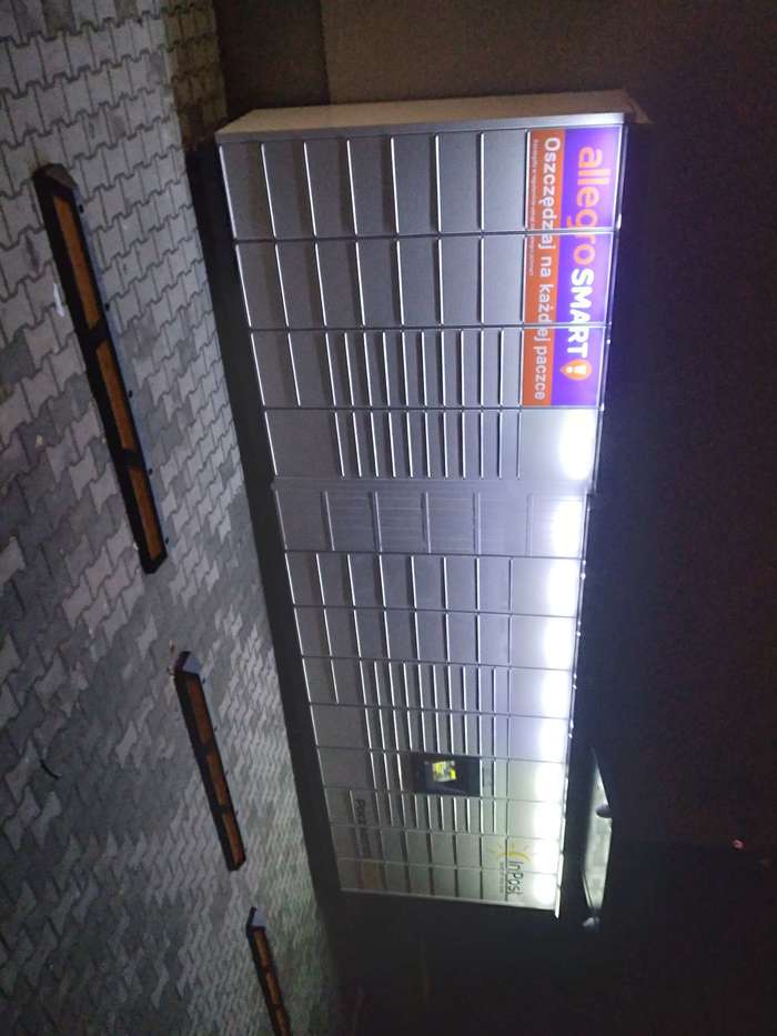 Paczkomat RAK03M Parking przed hurtownią
