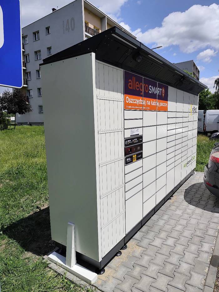 Paczkomat RAL03BAPP na parkingu przed blokiem Radlin Wieczorka 18