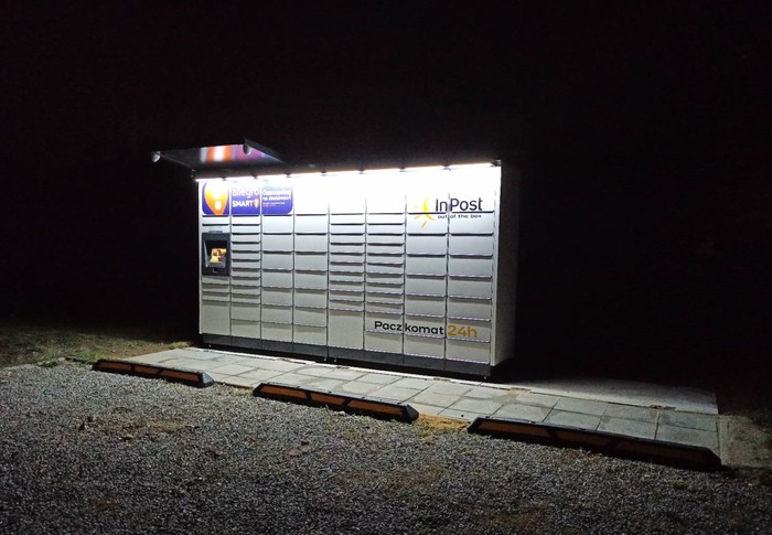 Parcel Locker RAL04M obok klubu Fitness