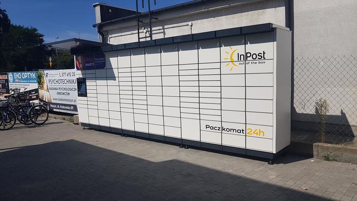 Поштомат RAS03M Na parkingu przy sklepie spożywczym
