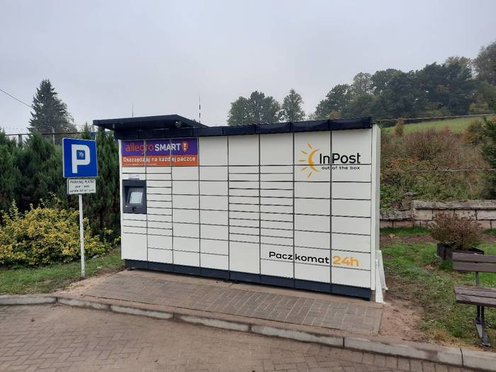 Paczkomat RATG01M na lewo od budynku stacji