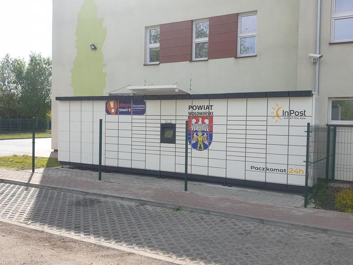 Paczkomat RAZ01M Przy wejściu do budynku Wydziału Komunikacji