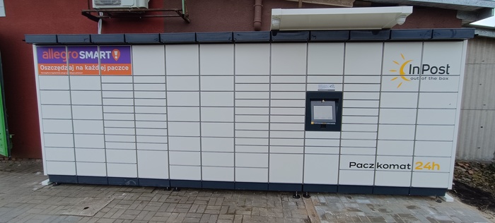 Paczkomat RAZ05M Na parkingu sklepu