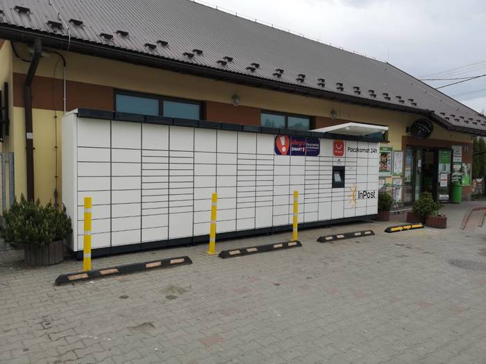 Paczkomat RBA01M Przy wejściu do sklepu Delikatesy Centrum