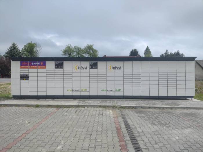 Paczkomat RBR01BAPP Na parkingu przed sklepem Lewiatan
