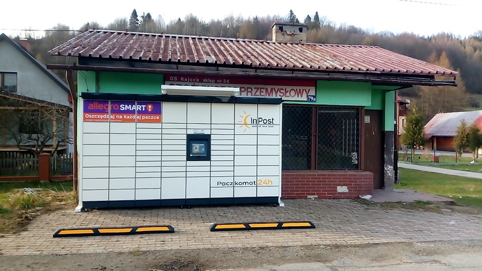 Paczkomat RCG02M Na parkingu przed sklepem