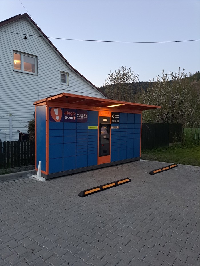 Paczkomat RCJ01G na parkingu obok sklepu