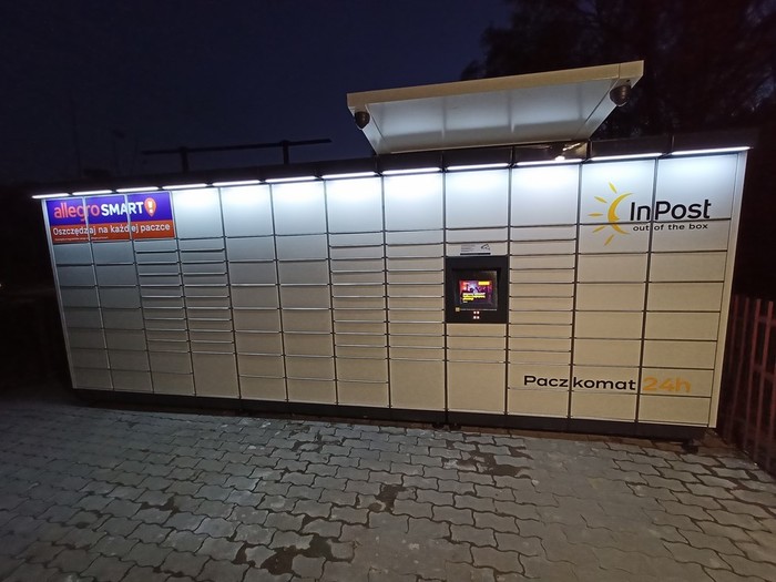 Parcel Locker RCJ01M obok sklepu