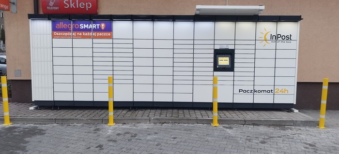 Paczkomat RCJ02M na parkingu obok sklepu