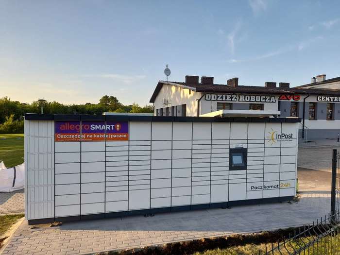 Paczkomat RCO01M Obok sklepu