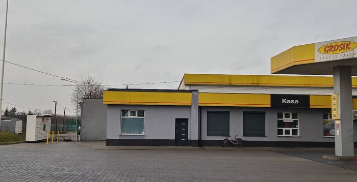Paczkomat RDA02M Na parkingu przy stacji paliw Grosik