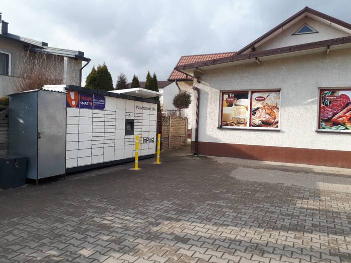 Paczkomat RDA03M Na parkingu Delikatesów Premium