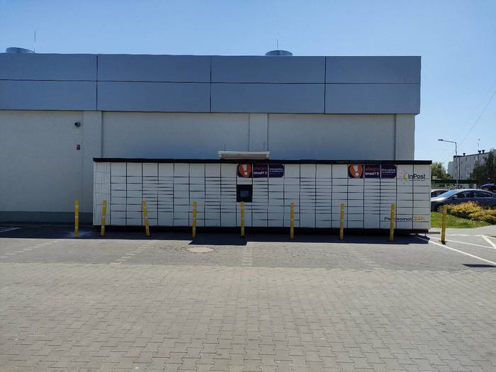 Paczkomat RDA05M Na parkingu przy Lidlu