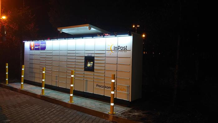 Paczkomat RDA08M Na parkingu przy stacji Orlen