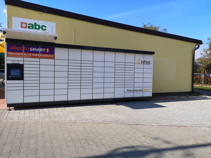Paczkomat RDG01M Z boku sklepu abc