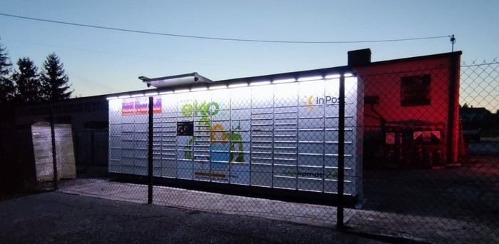 Paczkomat RDH01APP Na parkingu przed składem