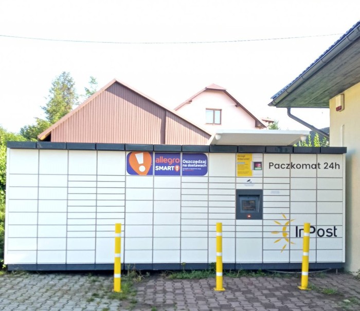 Paczkomat RDH01M obok sklepu