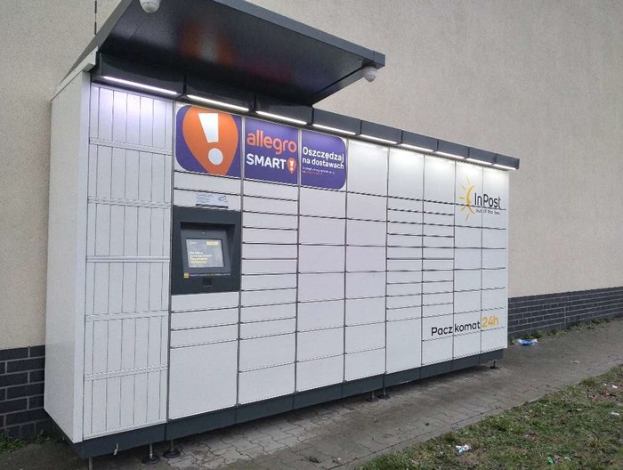Paczkomat RDJ02M Na ścianie bocznej Delikatesów