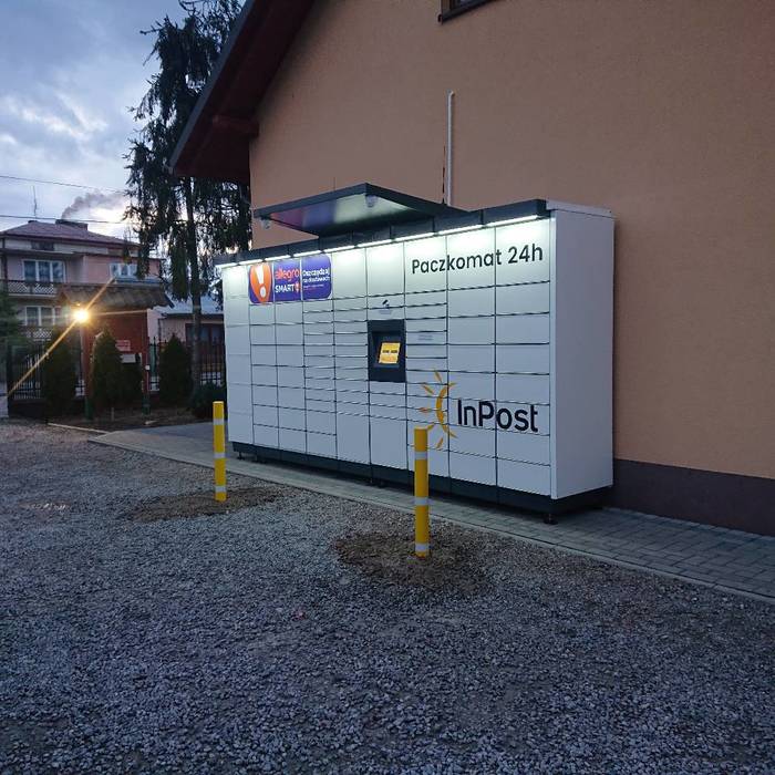 Paczkomat RDK02M Z boku sklepu