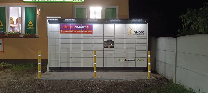 Paczkomat RDNX01BAPP Na parkingu przed sklepem