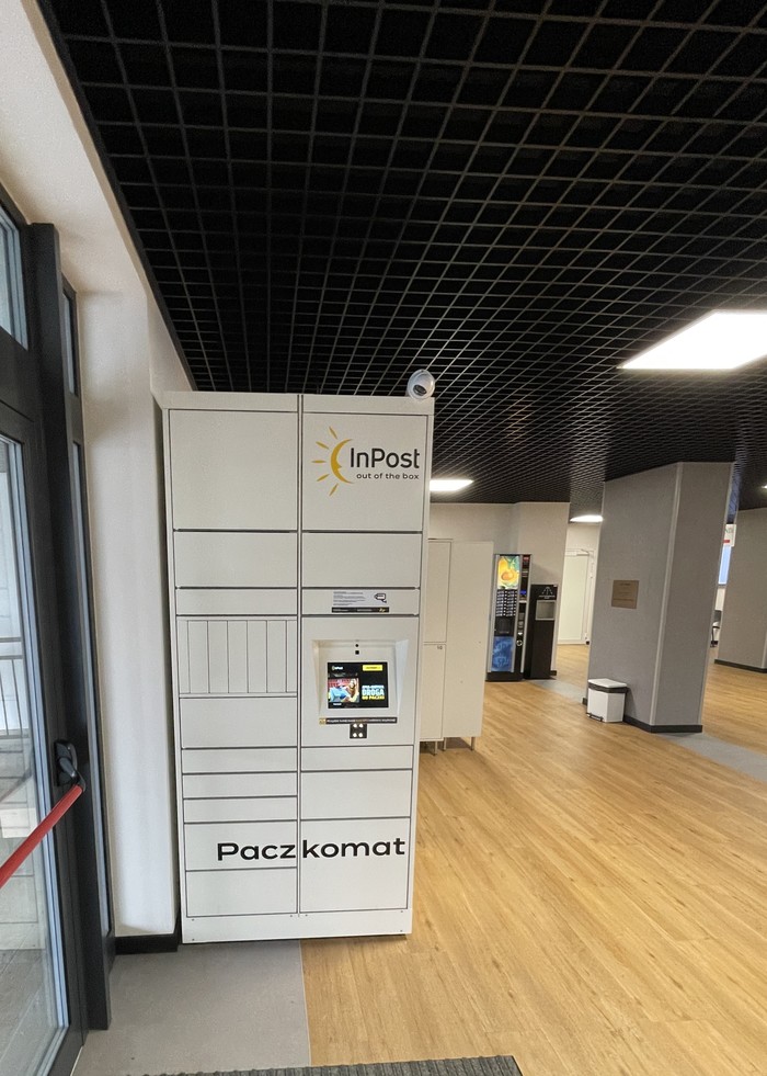 Paczkomat RDP01HP przy wejściu do przychodni
