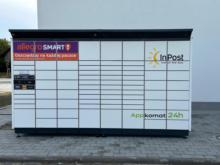 Paczkomat RDP02BAPP parking przed sklepem Kaufland