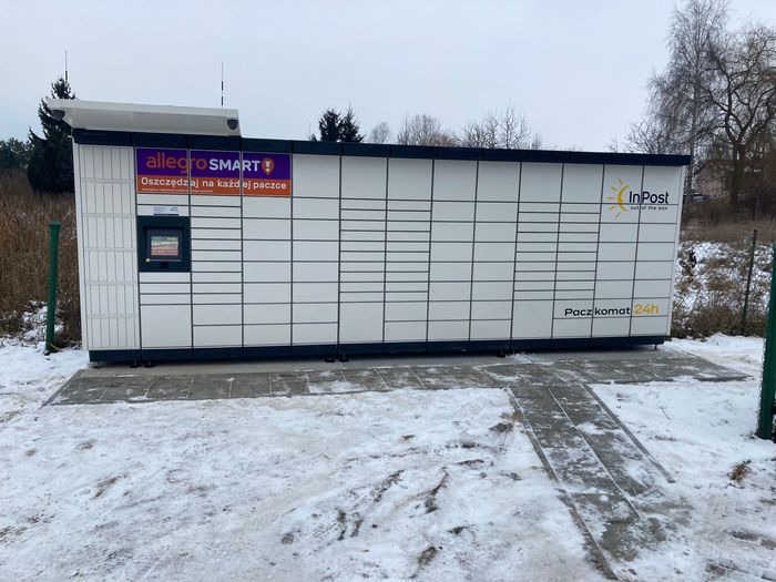 Paczkomat RDP09M Garaże naprzeciwko nowych bloków