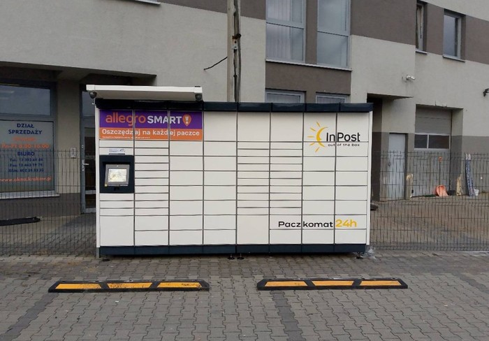 Paczkomat RDS03M Przy wjeździe na teren formy OMNIBUS