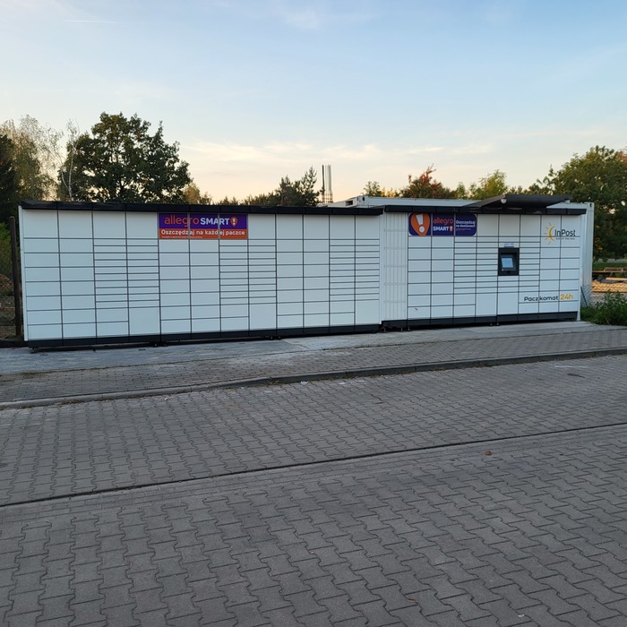 Paczkomat RDW01M Na skrzyżowaniu ulic Gałczyńskiego/Wrocławska