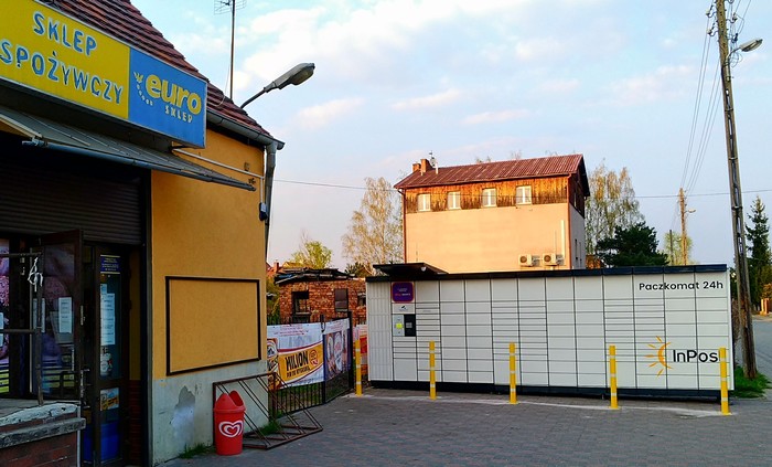 Paczkomat RDW01N Po prawej stronie sklepu Troskotka