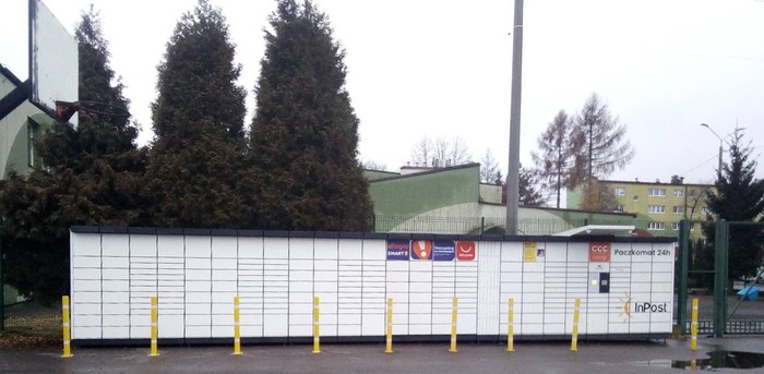 Paczkomat RDY01N Na parkingu przy szkole