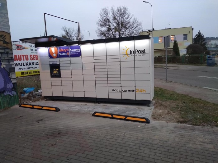Paczkomat RED02M przy funparku