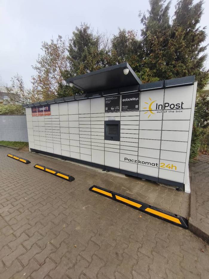 Paczkomat RED05M na terenie stacji paliw Moya
