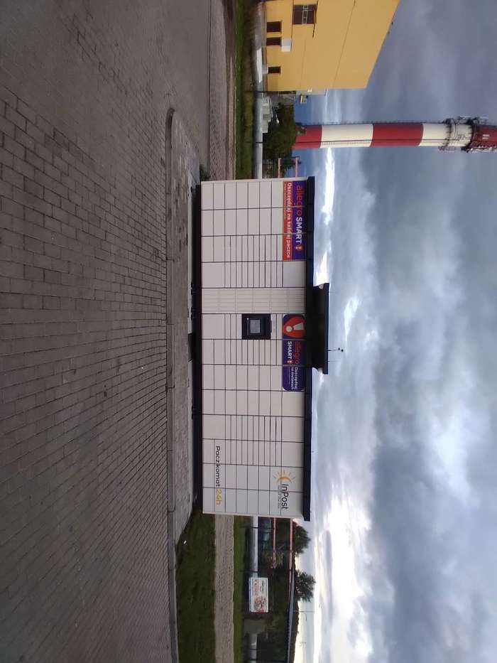 Paczkomat RED07M Przy bezdotykowej myjni samochodowej