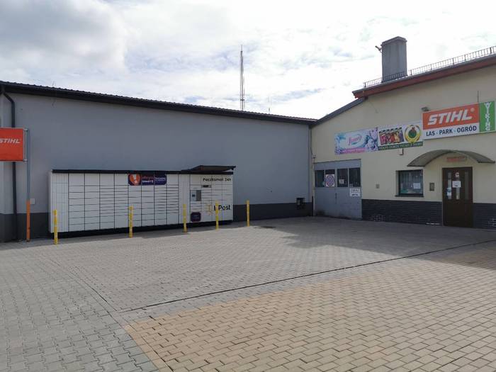 Paczkomat REK02N Przy bocznej ścianie budynku na terenie myjni samochodowej