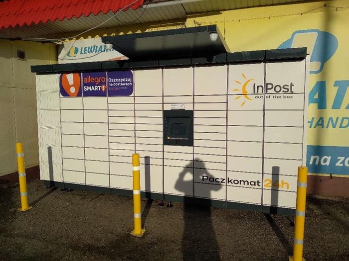 Paczkomat REO01M Na frontowej ścianie sklepu lewiatan