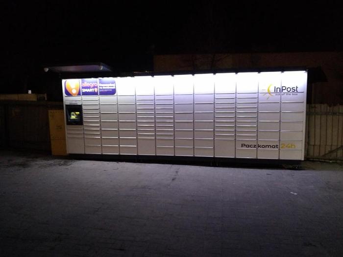 Paczkomat RGG01M Przy płocie obok sklepu Lewiatan