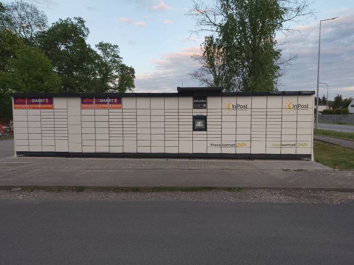 Parcel Locker RGR01M na parkingu sklepu