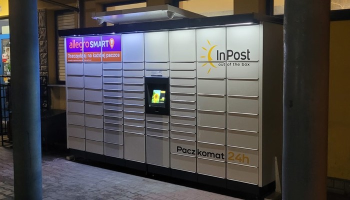 Paczkomat RGX02M Przy wejściu do sklepu