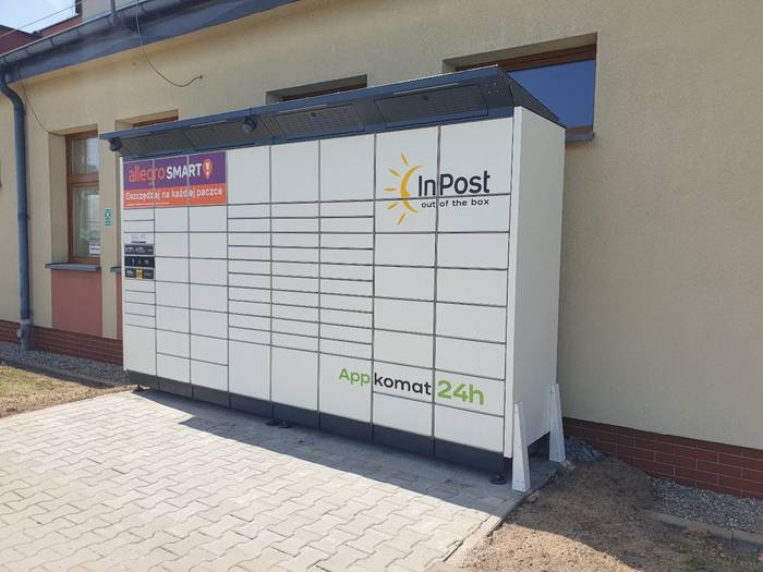 Paczkomat RIK02BAPP na głównym parkingu od strony hali sportowej