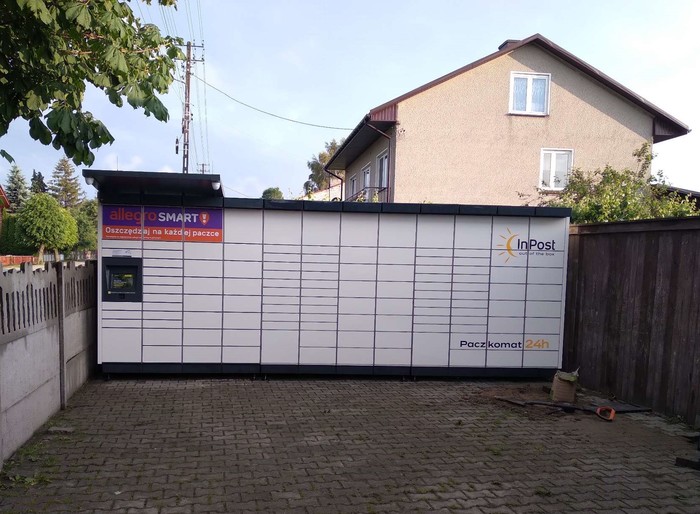 Paczkomat RIT01M na parkingu przed sklepem