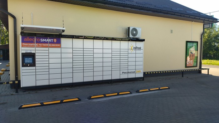 Paczkomat RKE01M Przy sklepie Delikatesy Centrum