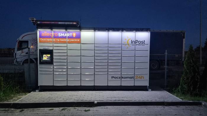 Paczkomat RKQ01M przy głównym wjeździe do kompleksu Przystanek "Roszków"