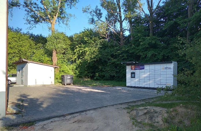 Поштомат RKZ01M Za sklepem Lewiatan na parkingu