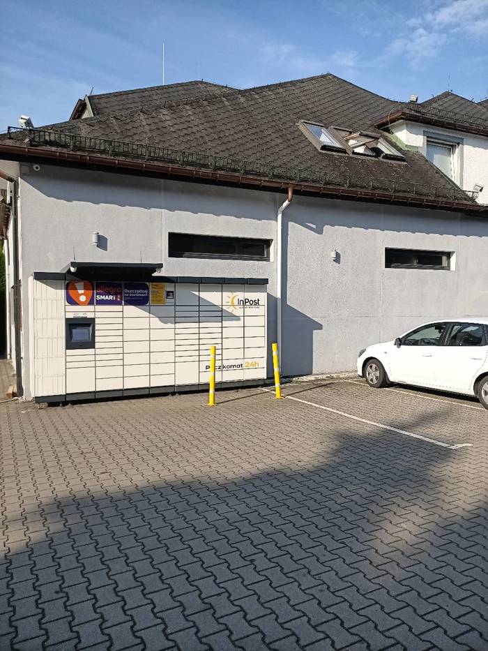 Paczkomat RMN01M Na parkingu hotelu