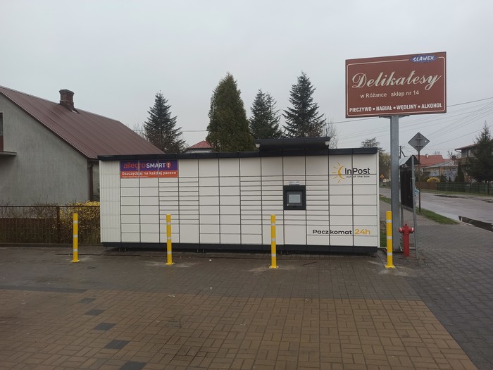 Paczkomat RNA01M parking przed sklepem