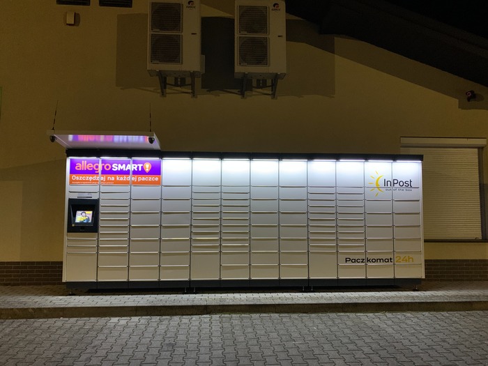 Paczkomat RNC01M Przy sklepie Delikatesy Centrum