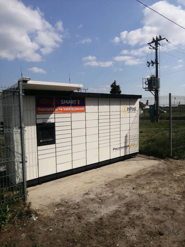 Paczkomat RNQ01M w linii płotu nieruchomości od strony ul. Ogrodowej