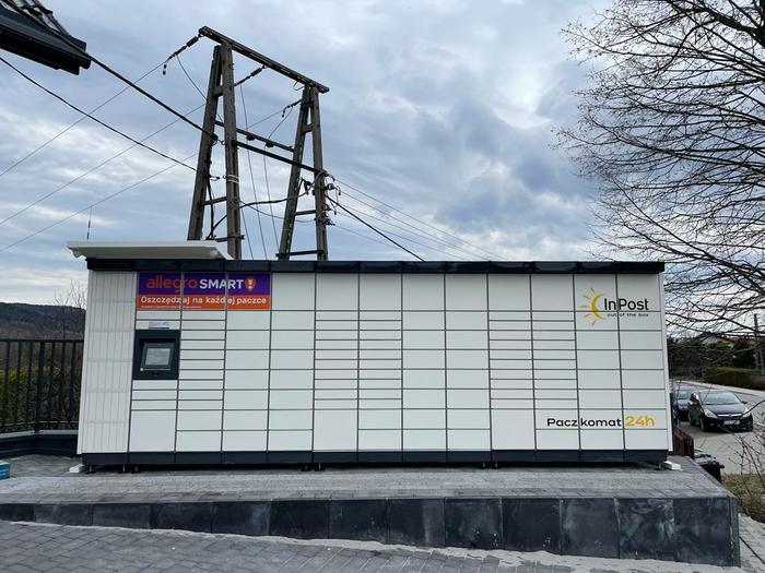 Paczkomat RNX02M Obok sklepu Żabka